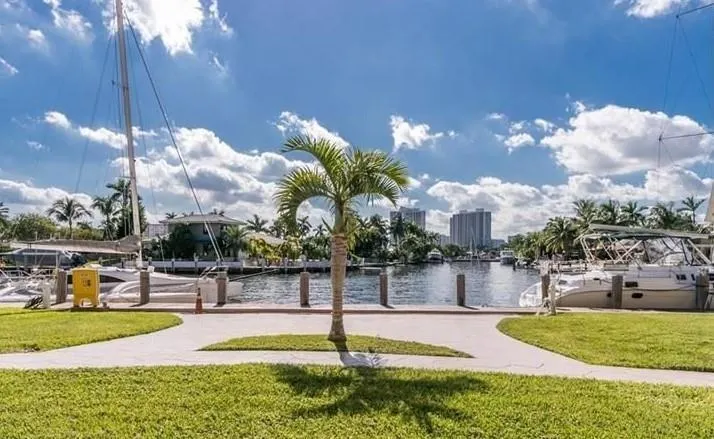 301 GOLDEN ISLES DR, #112