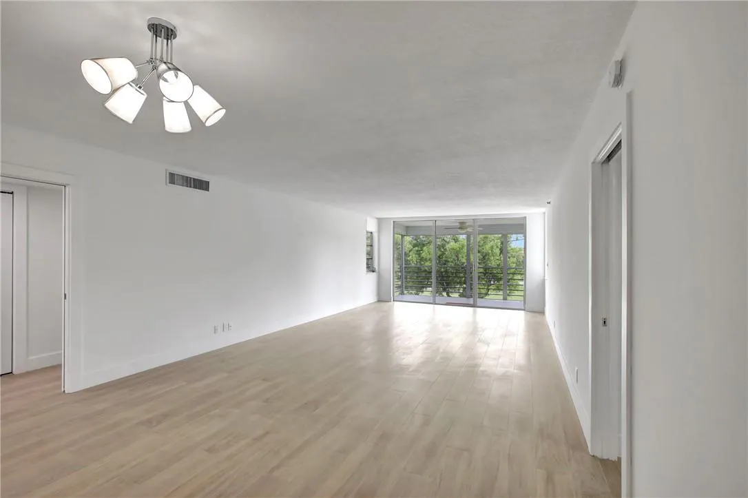 4015 W Palm Aire Dr, #406