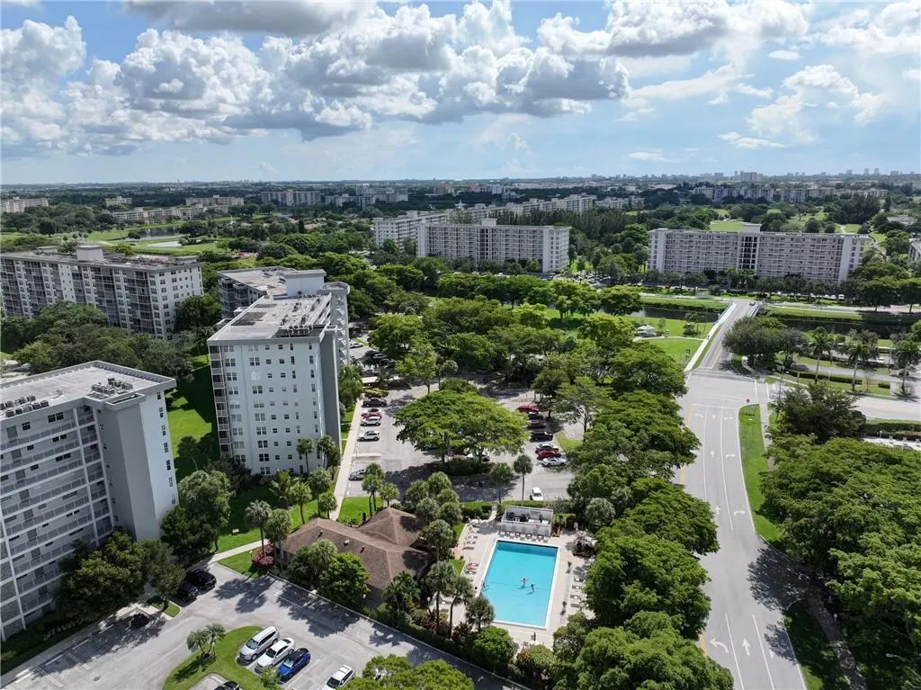 4015 W Palm Aire Dr, #406