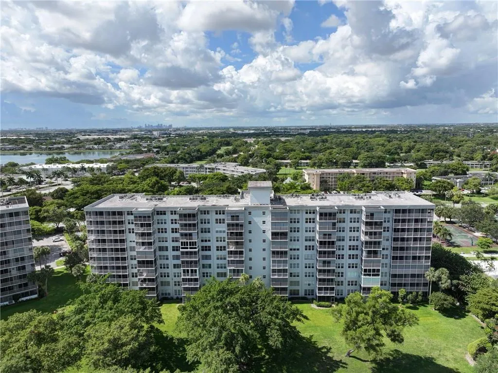 4015 W Palm Aire Dr, #406