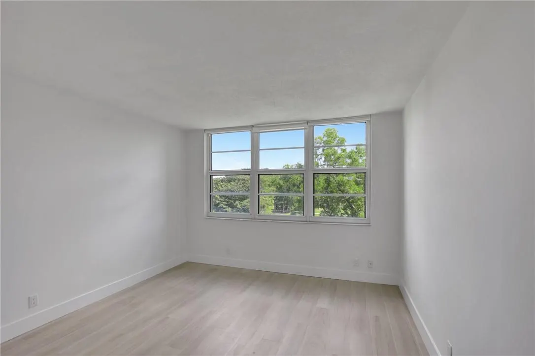 4015 W Palm Aire Dr, #406