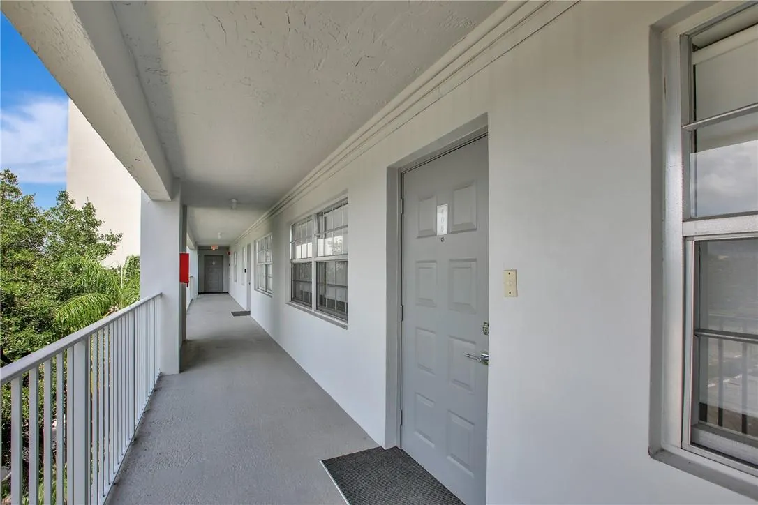 4015 W Palm Aire Dr, #406