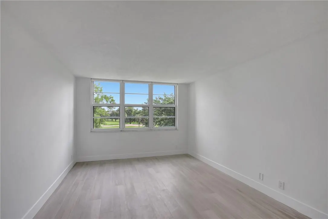 4015 W Palm Aire Dr, #406