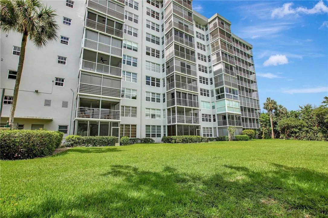 4015 W Palm Aire Dr, #406