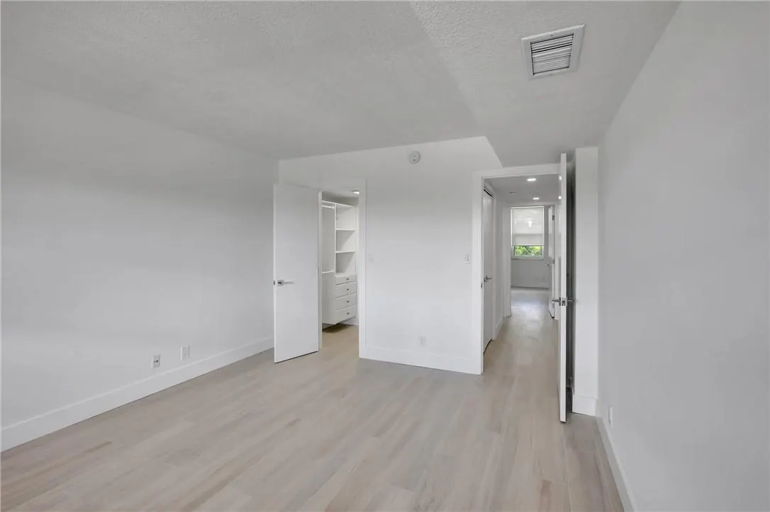 4015 W Palm Aire Dr, #406