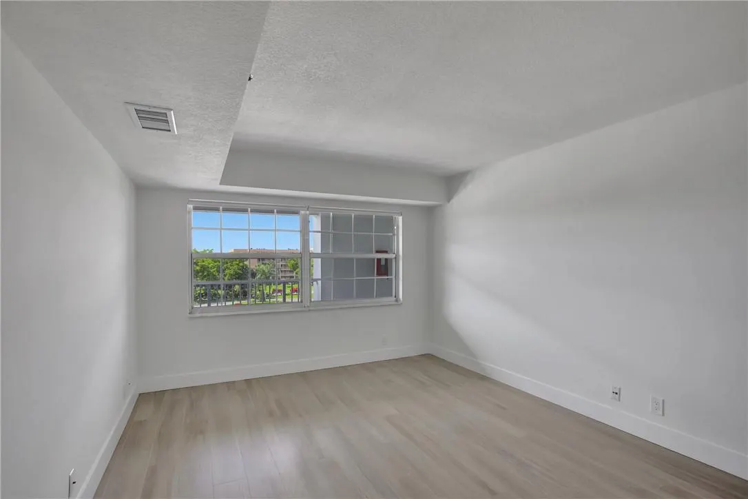 4015 W Palm Aire Dr, #406