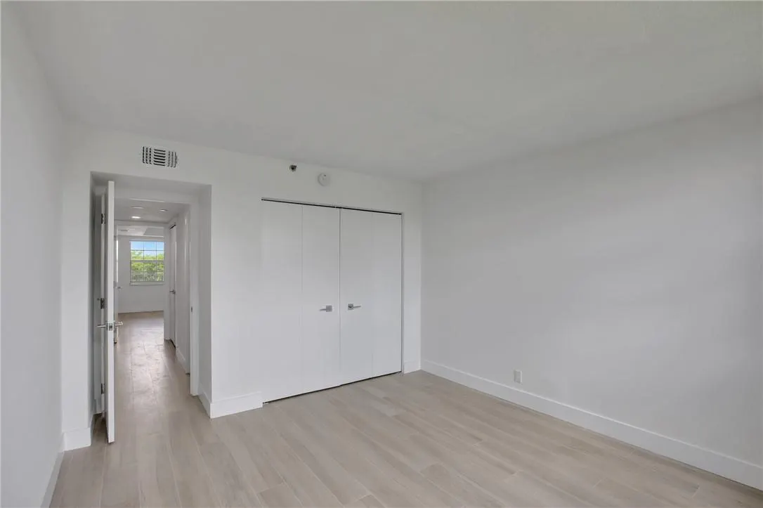 4015 W Palm Aire Dr, #406