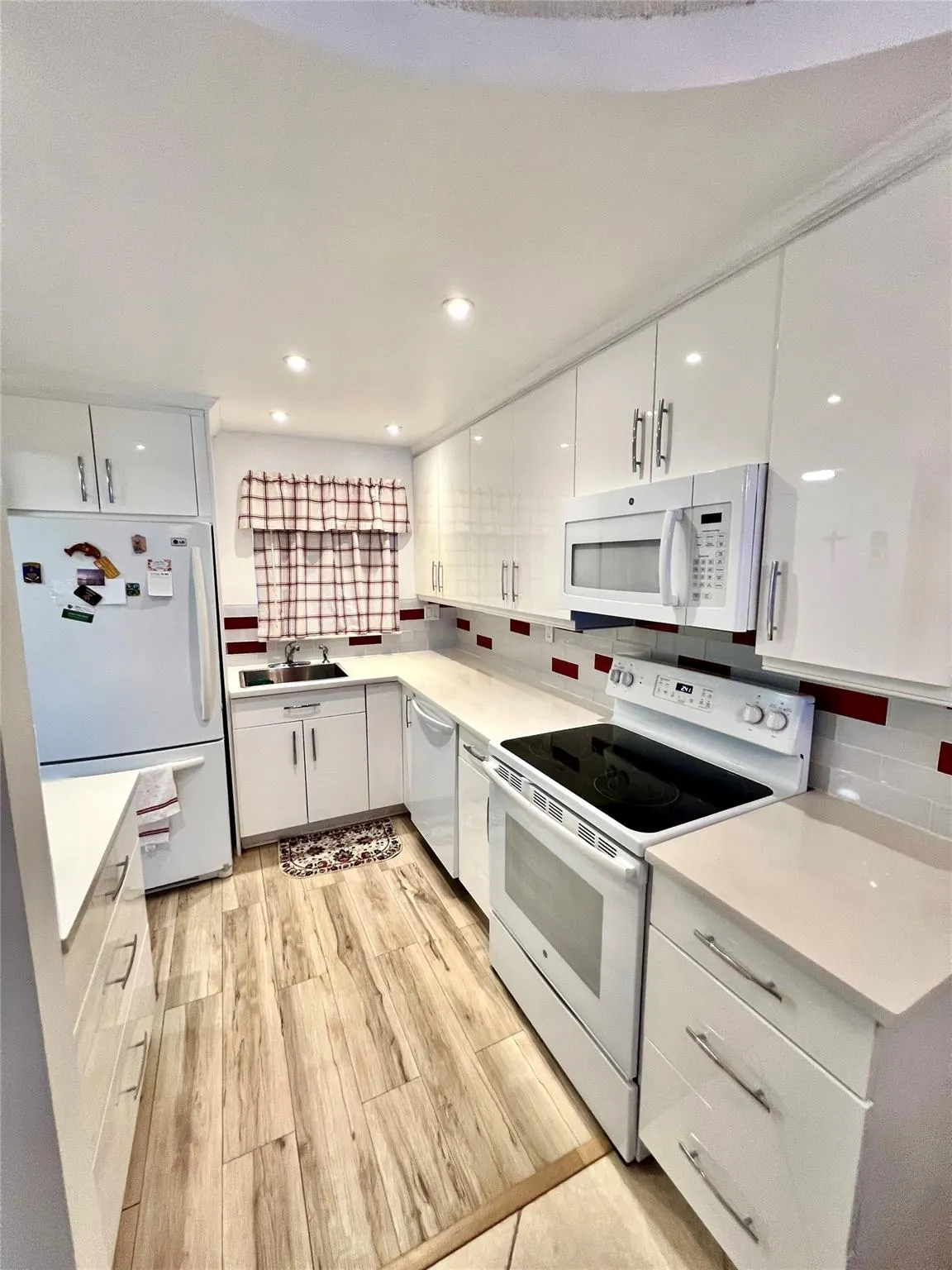 9660 Sunrise Lakes Blvd, #208