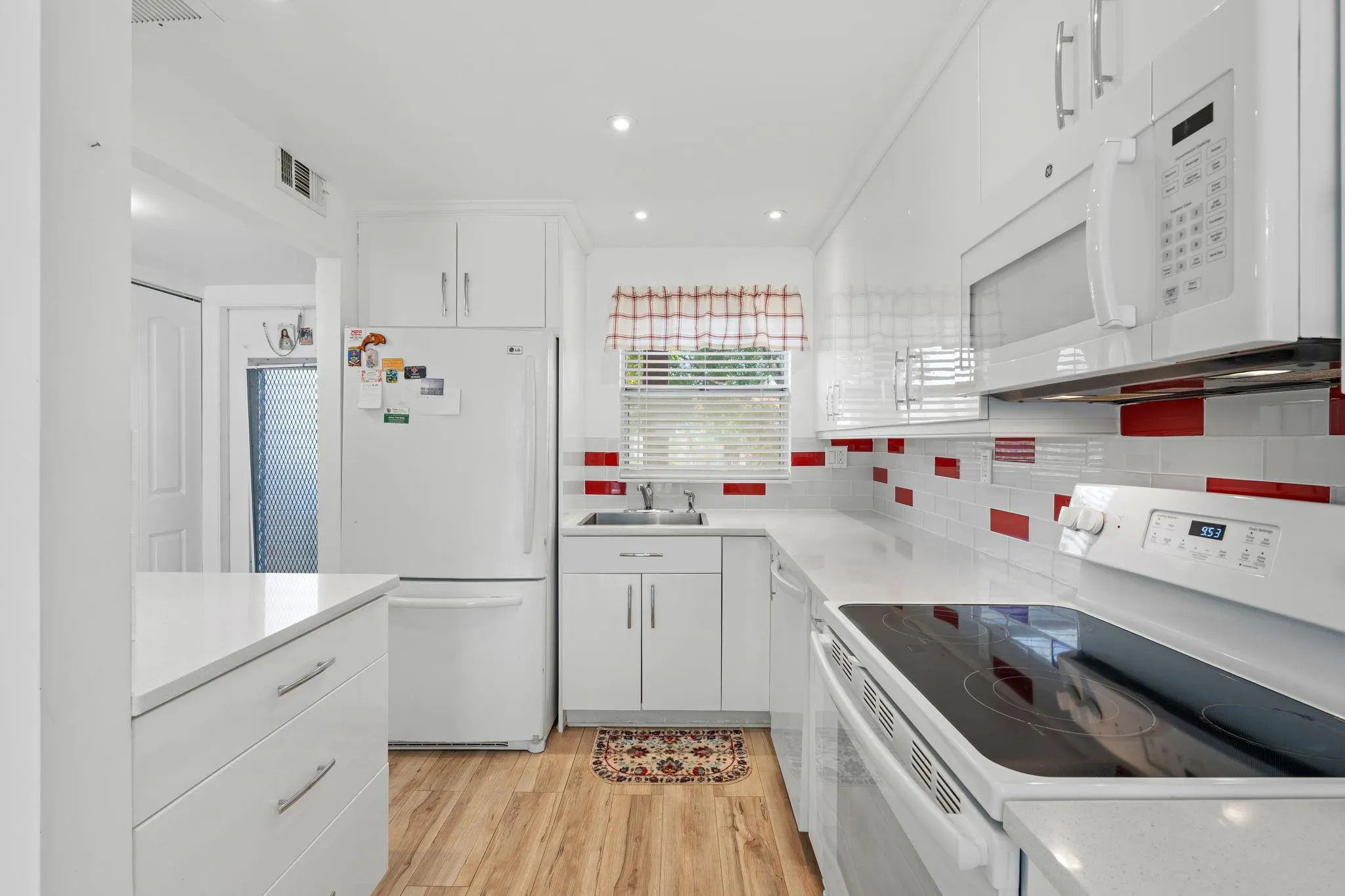 9660 Sunrise Lakes Blvd, #208