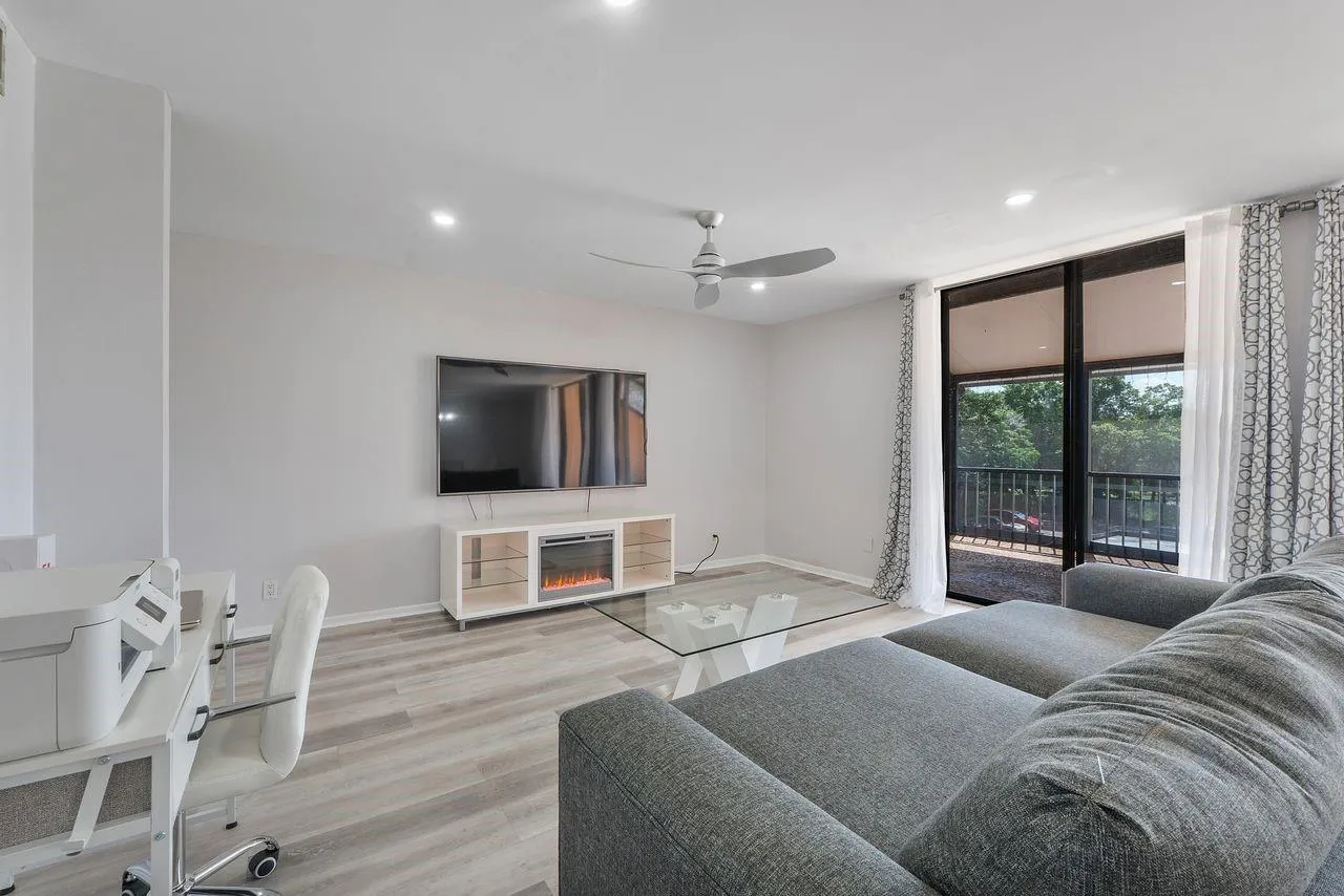 400 Commodore Dr, #316
