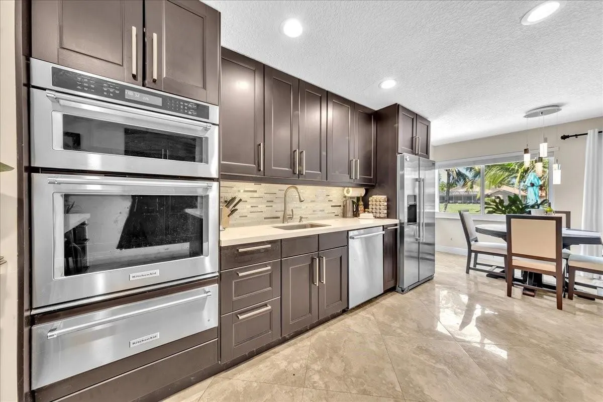 3140 MAPLE LN