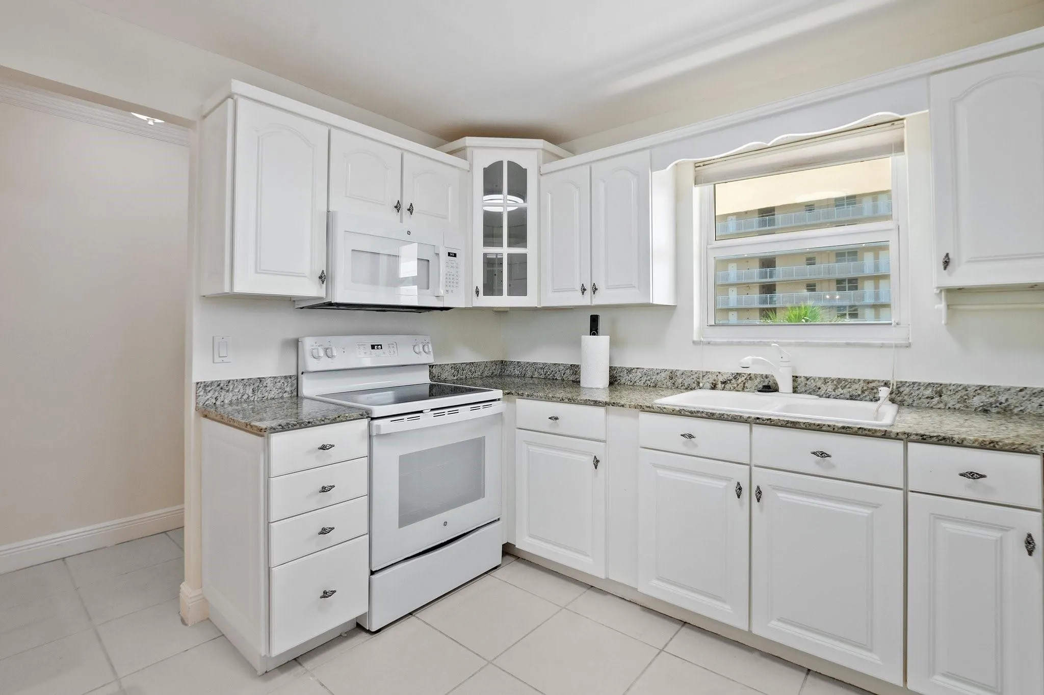 1051 Hillsboro Mile, #305E