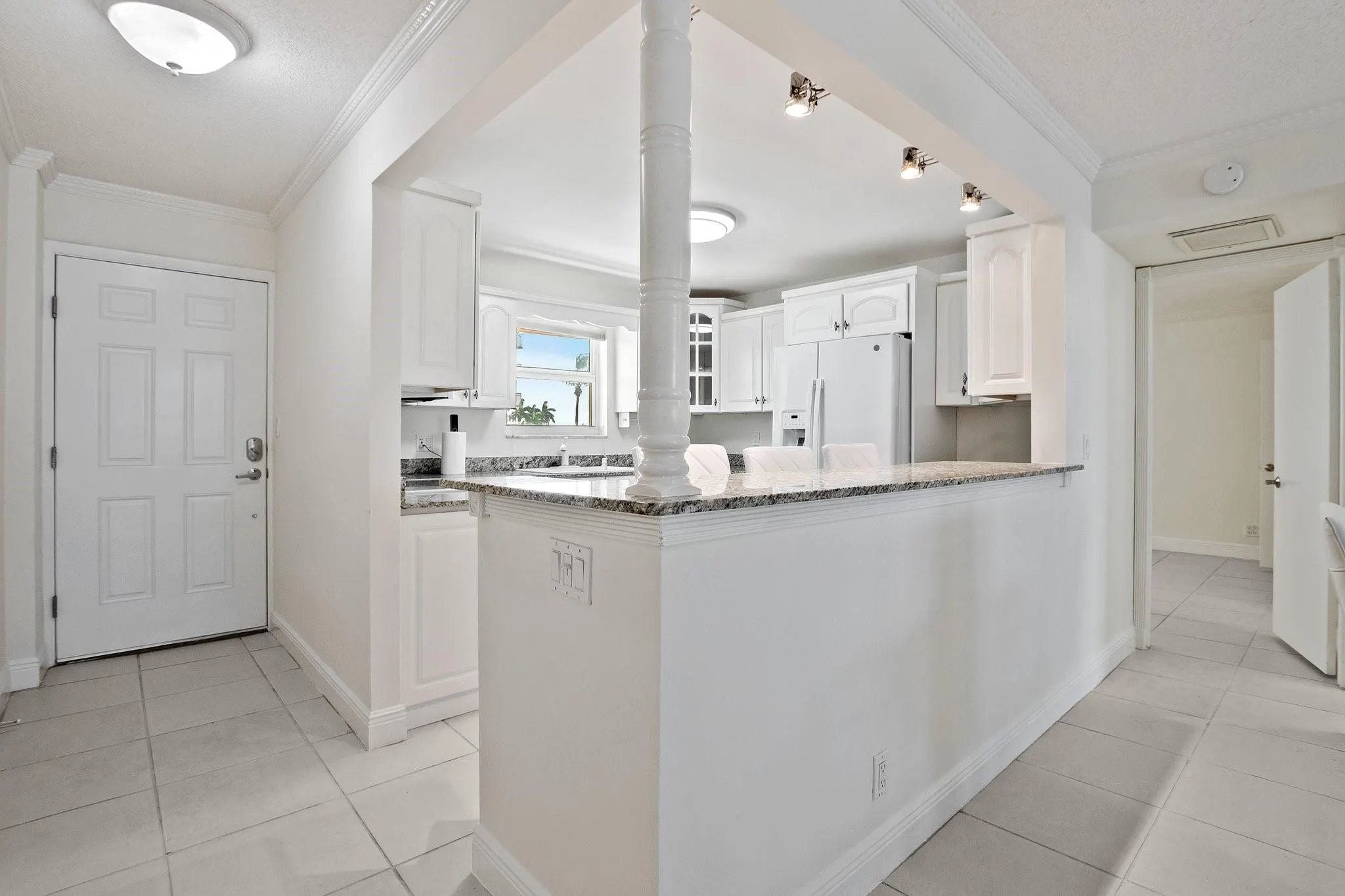 1051 Hillsboro Mile, #305E