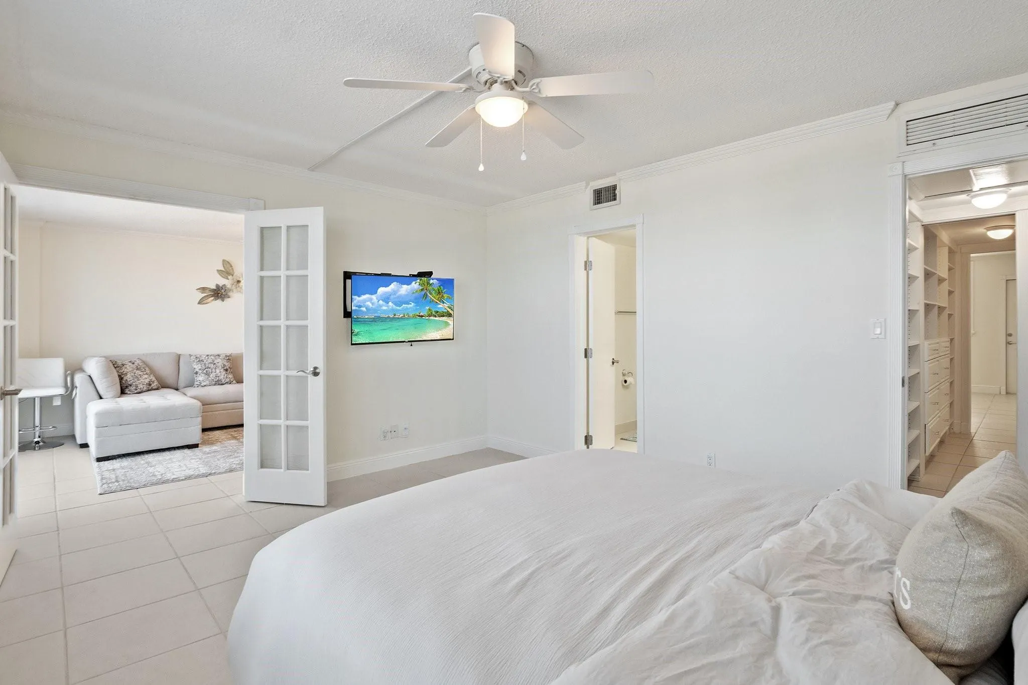 1051 Hillsboro Mile, #305E