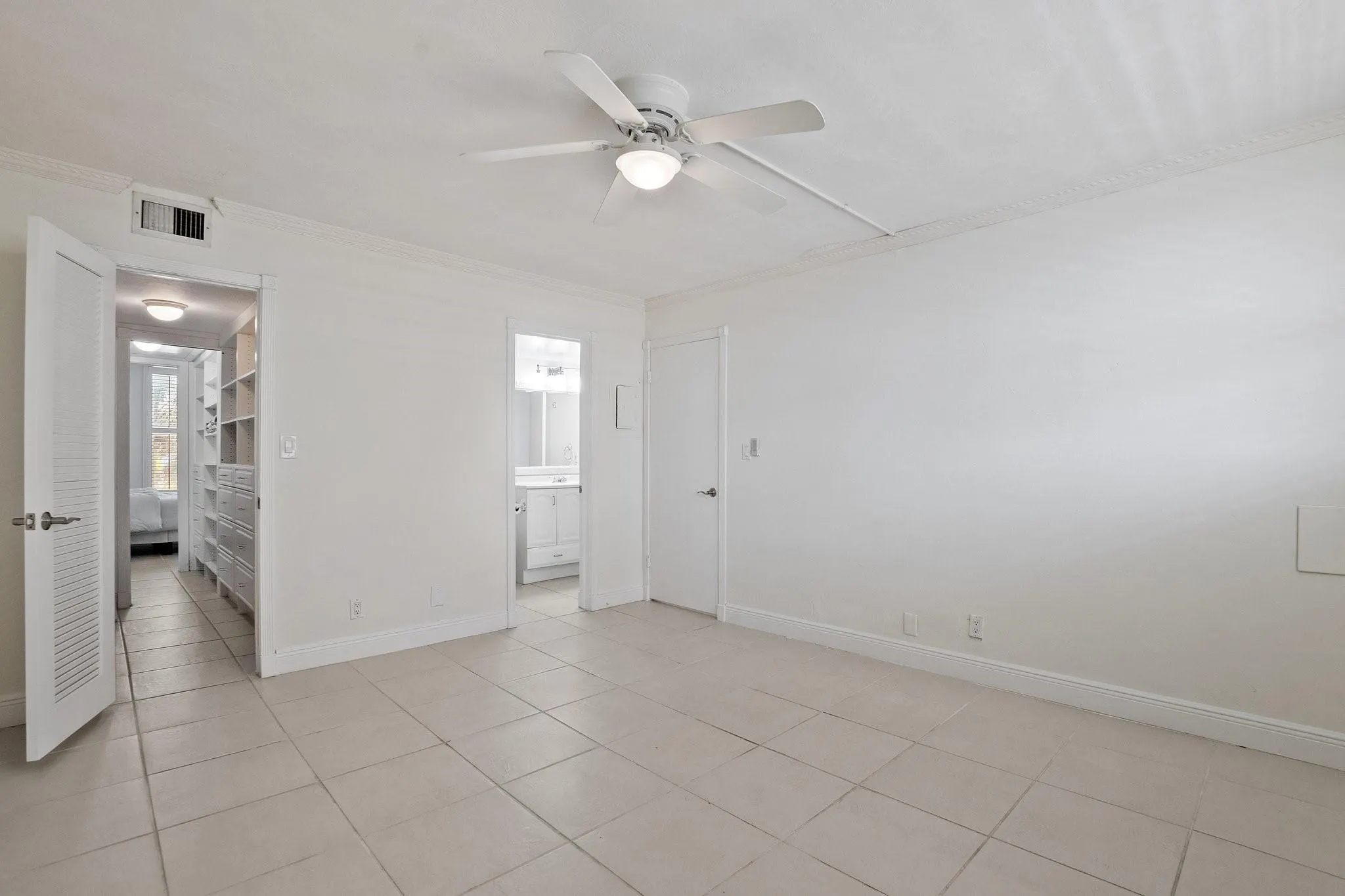 1051 Hillsboro Mile, #305E