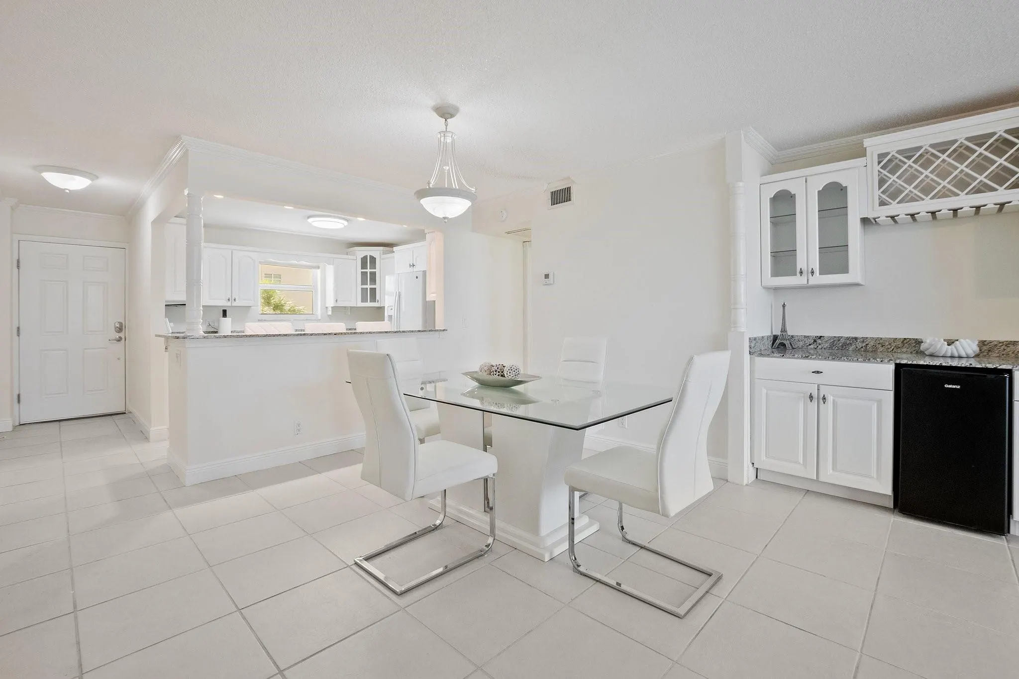 1051 Hillsboro Mile, #305E