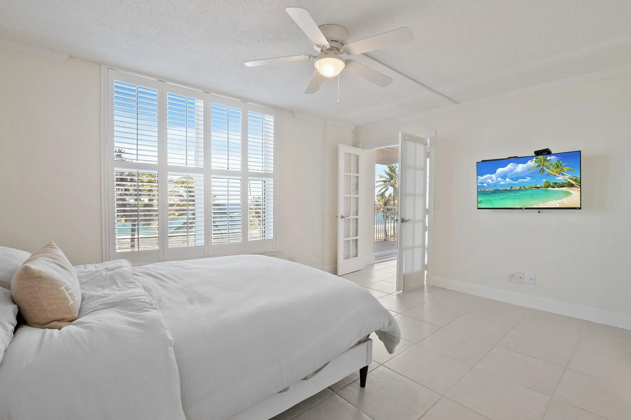 1051 Hillsboro Mile, #305E