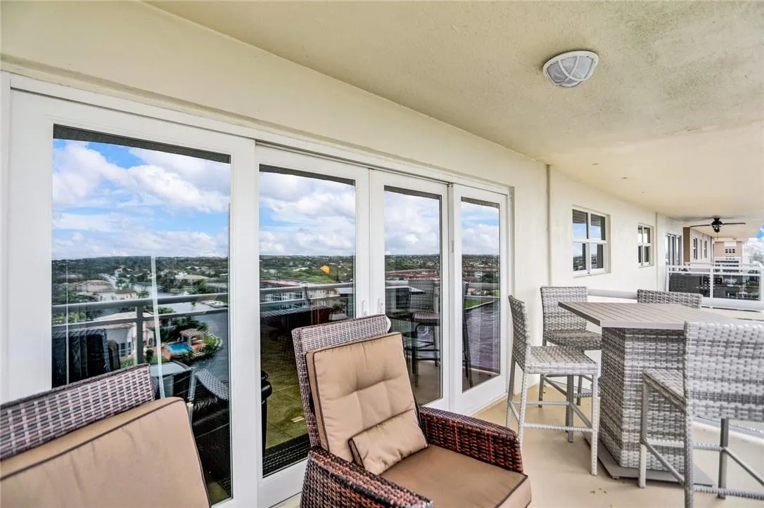 1160 Hillsboro Mile, #904