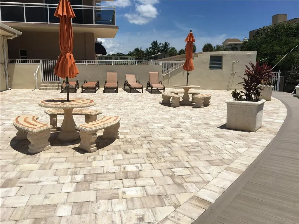 1160 Hillsboro Mile, #904