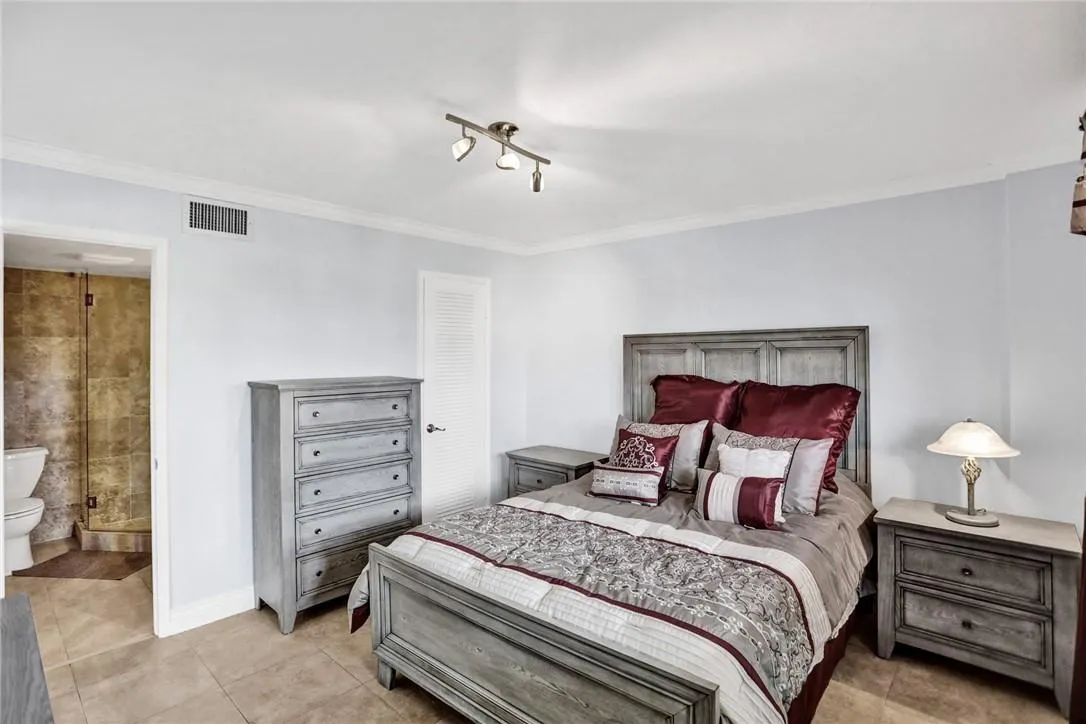 1160 Hillsboro Mile, #904
