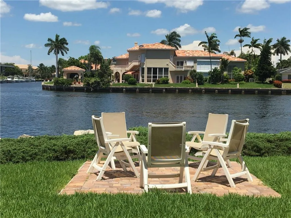 1160 Hillsboro Mile, #904
