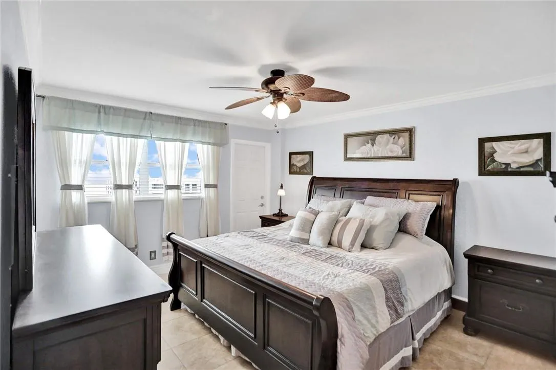1160 Hillsboro Mile, #904