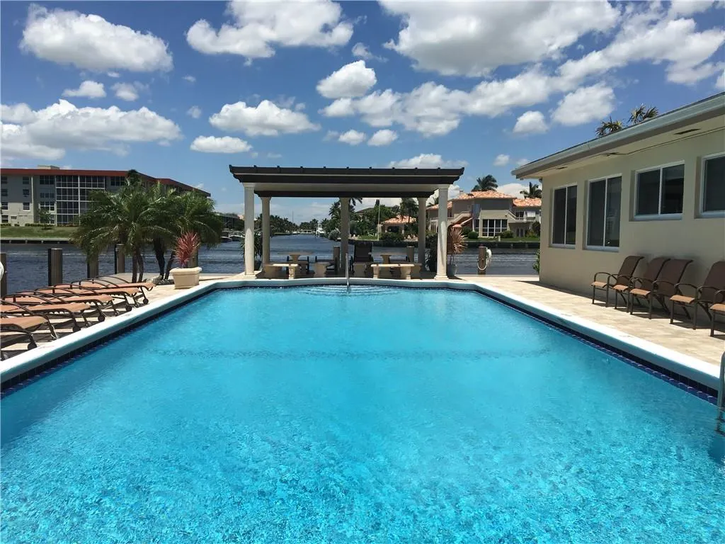 1160 Hillsboro Mile, #904