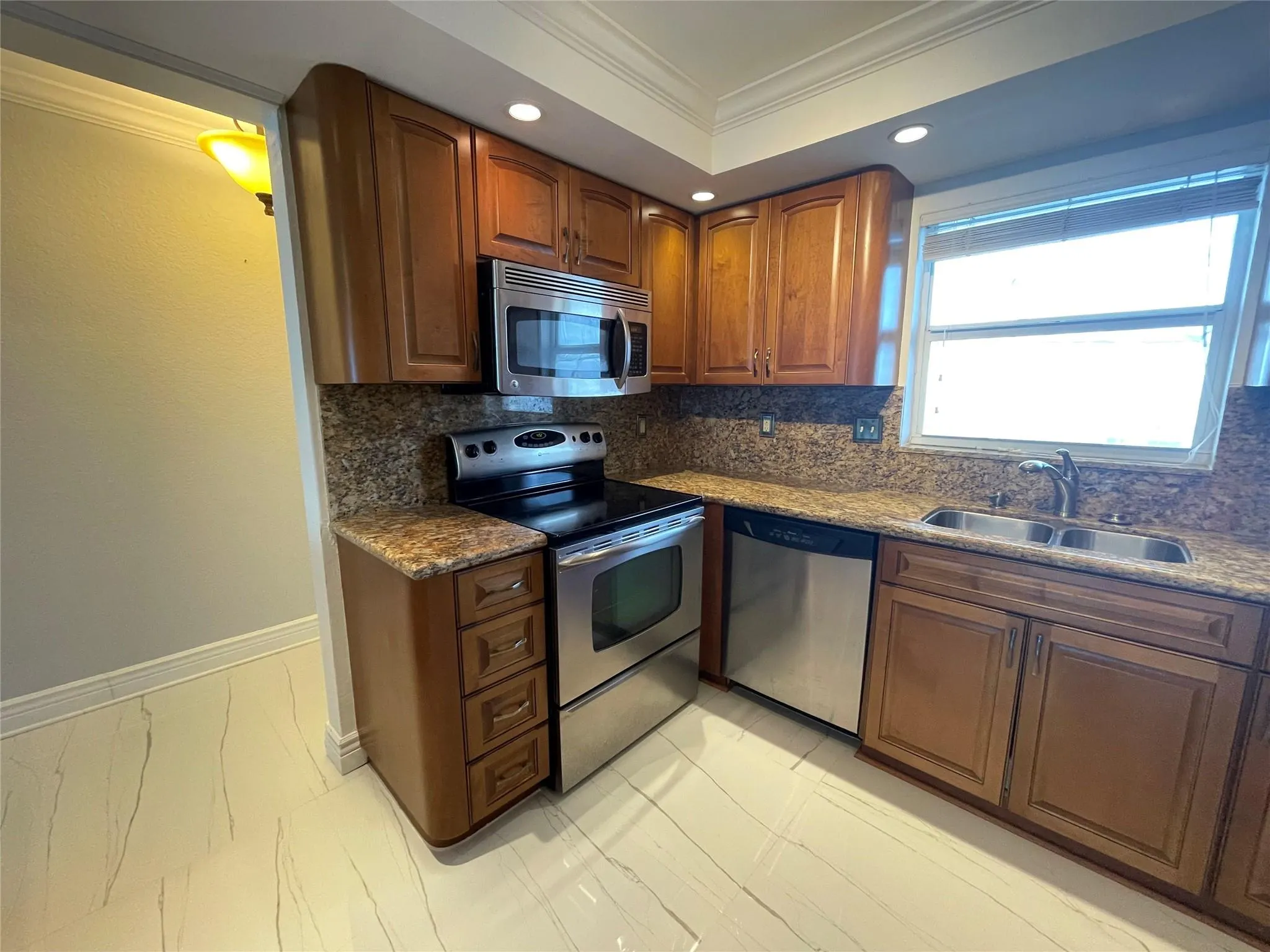 1160 Hillsboro Mile, #904