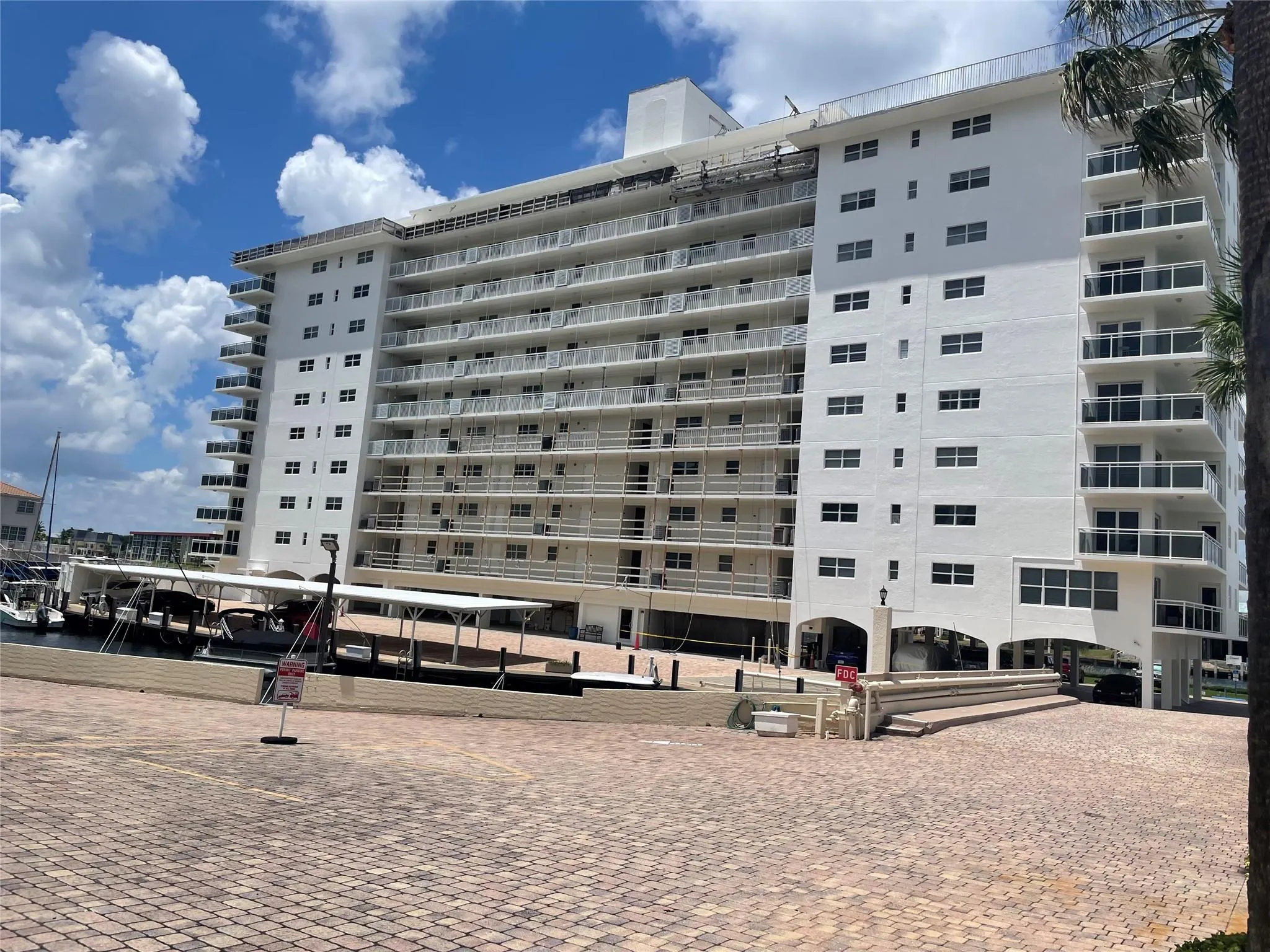 1160 Hillsboro Mile, #904