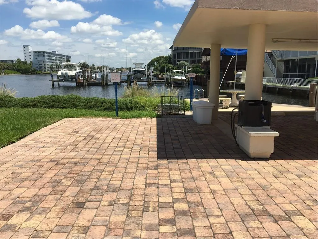 1160 Hillsboro Mile, #904