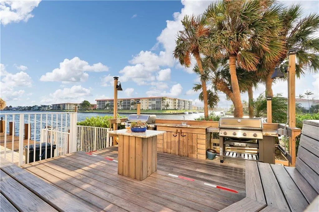 1160 Hillsboro Mile, #904