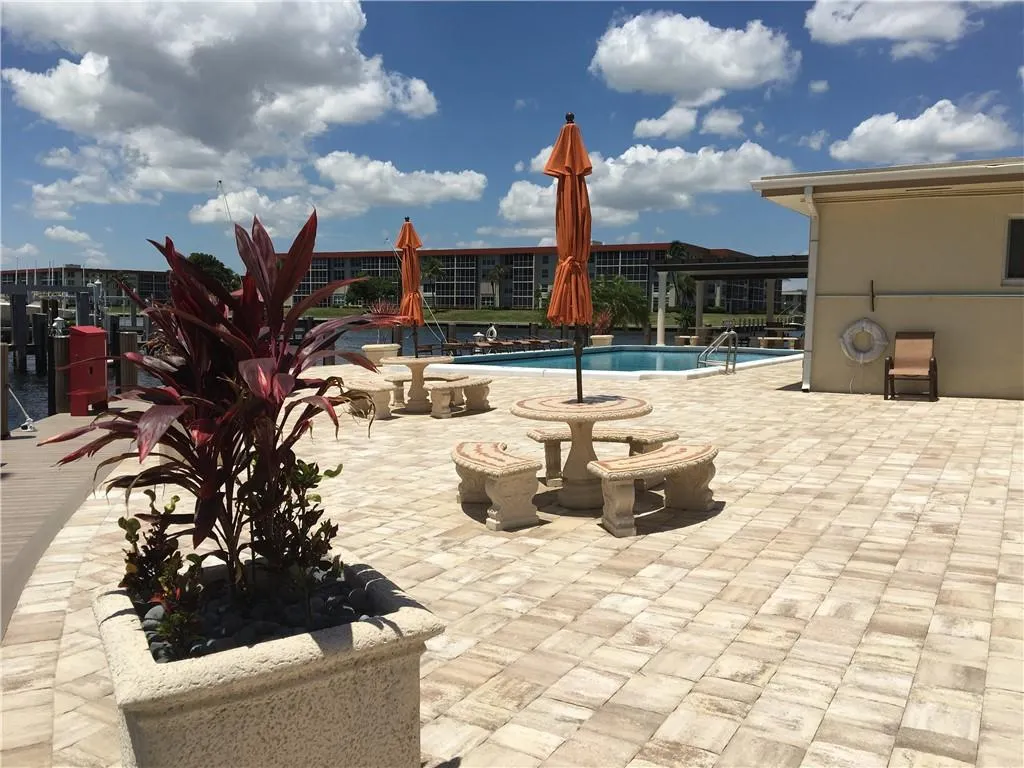 1160 Hillsboro Mile, #904