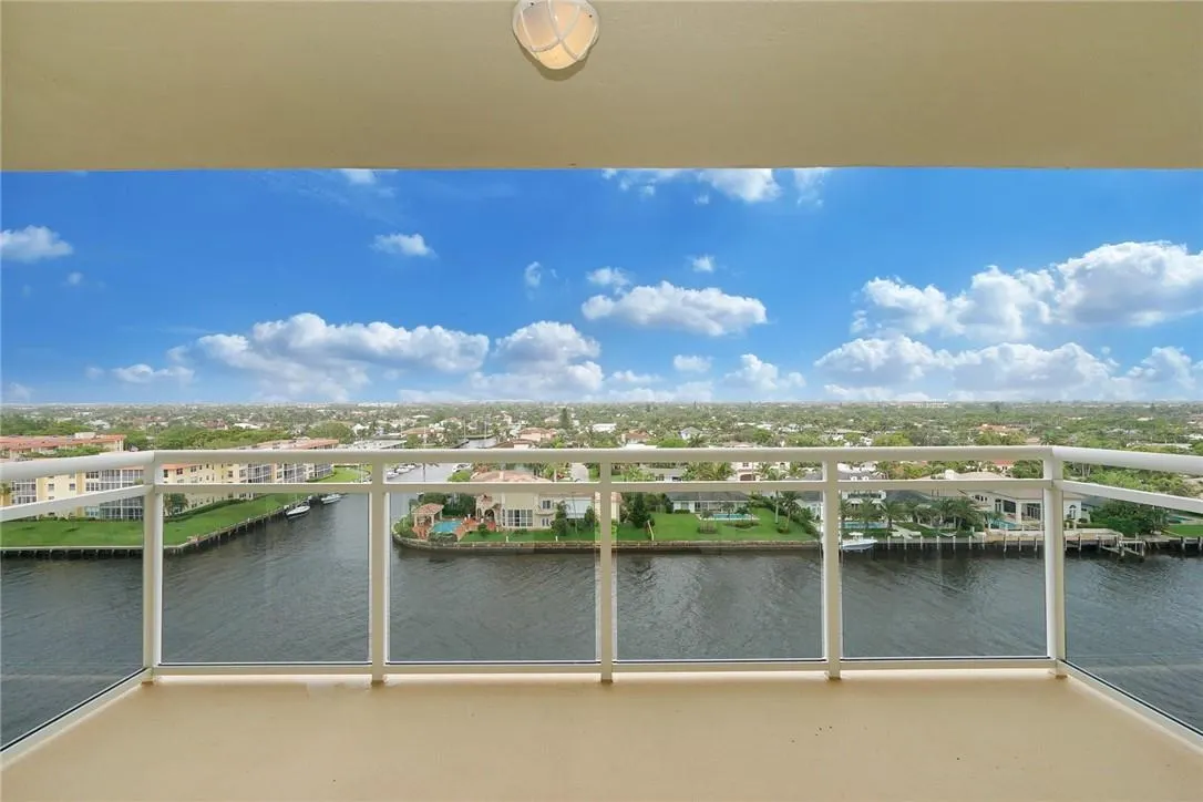 1160 Hillsboro Mile, #904