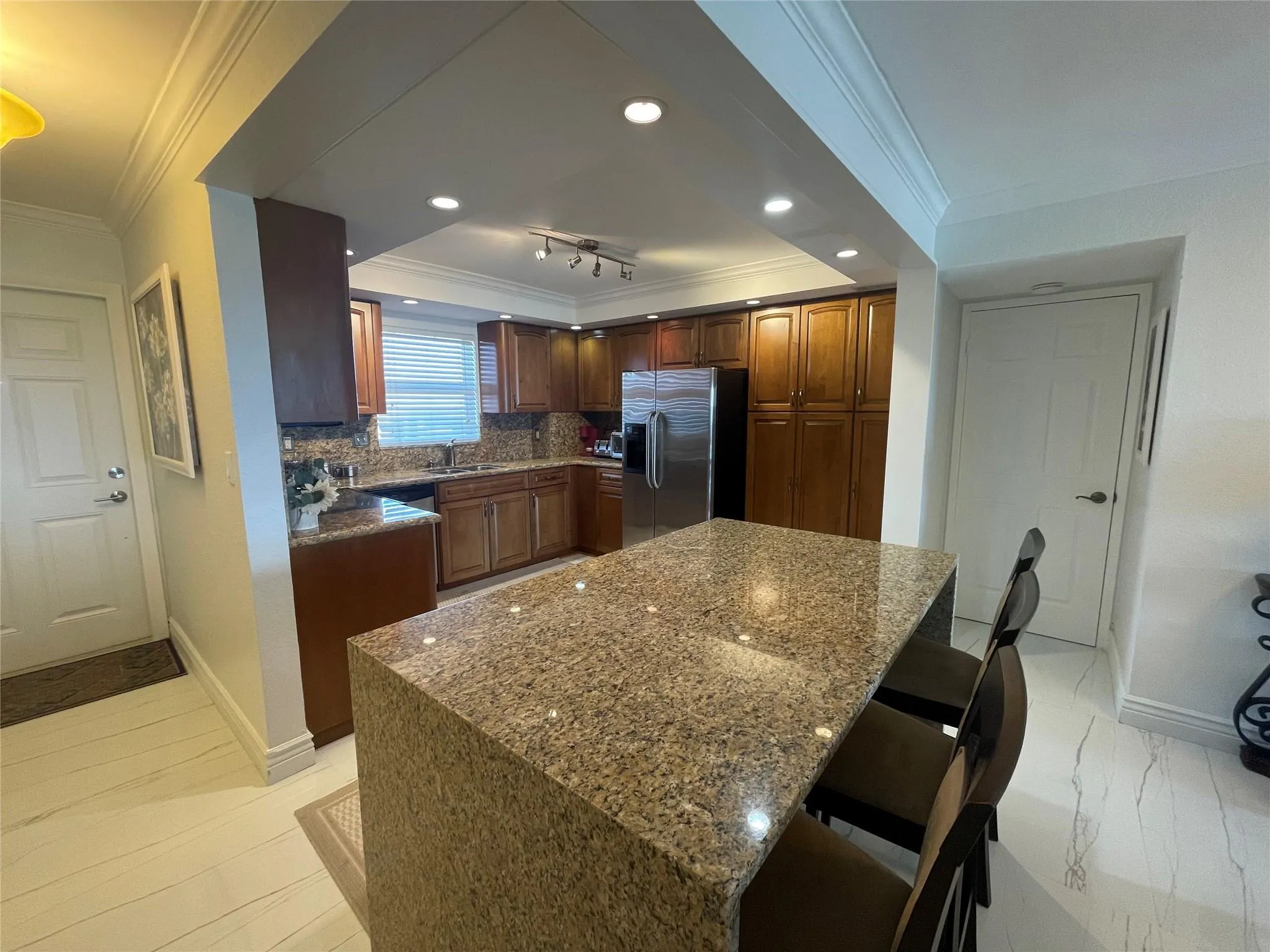 1160 Hillsboro Mile, #904