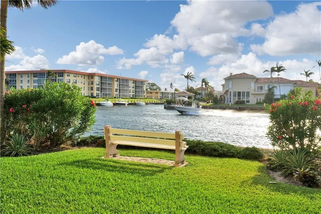 1160 Hillsboro Mile, #904