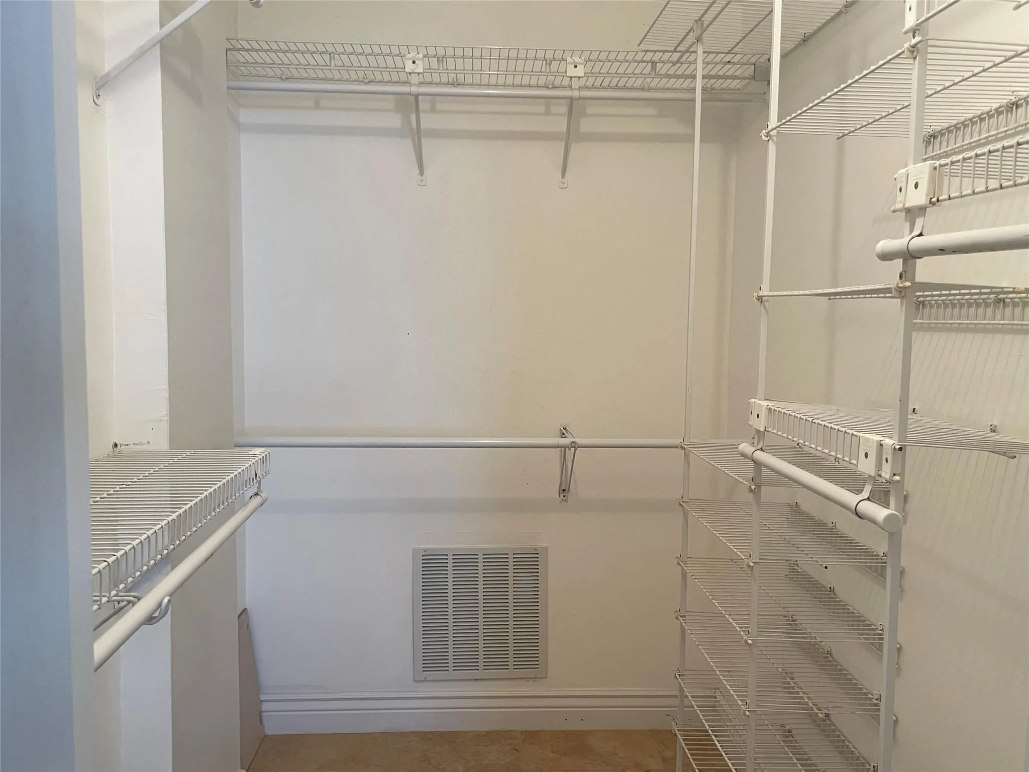 1160 Hillsboro Mile, #904