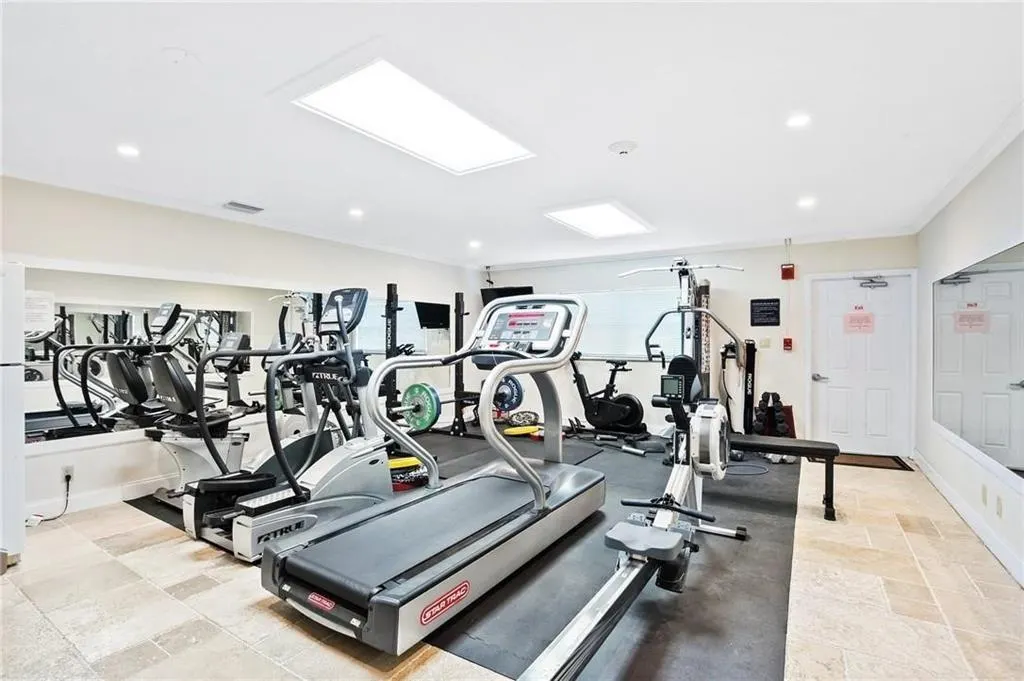 1160 Hillsboro Mile, #904