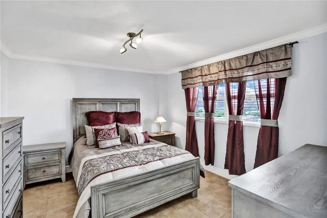 1160 Hillsboro Mile, #904