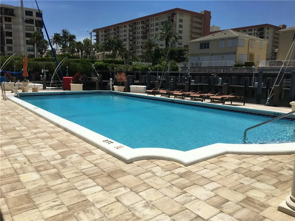 1160 Hillsboro Mile, #904