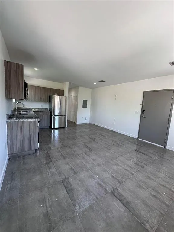 165 NW 39th St, #05