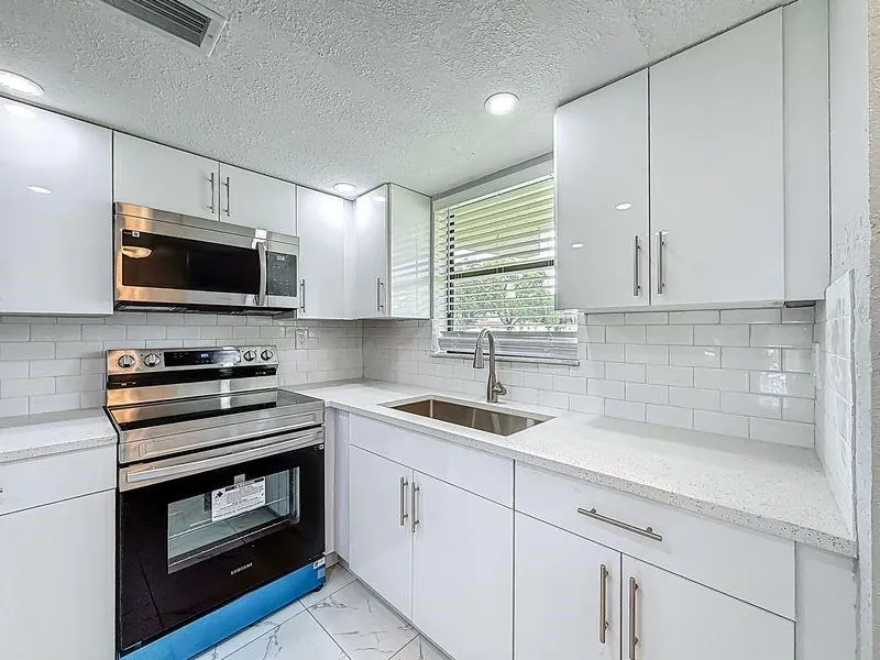 6061 SHAKERWOOD CIRCLE, #103