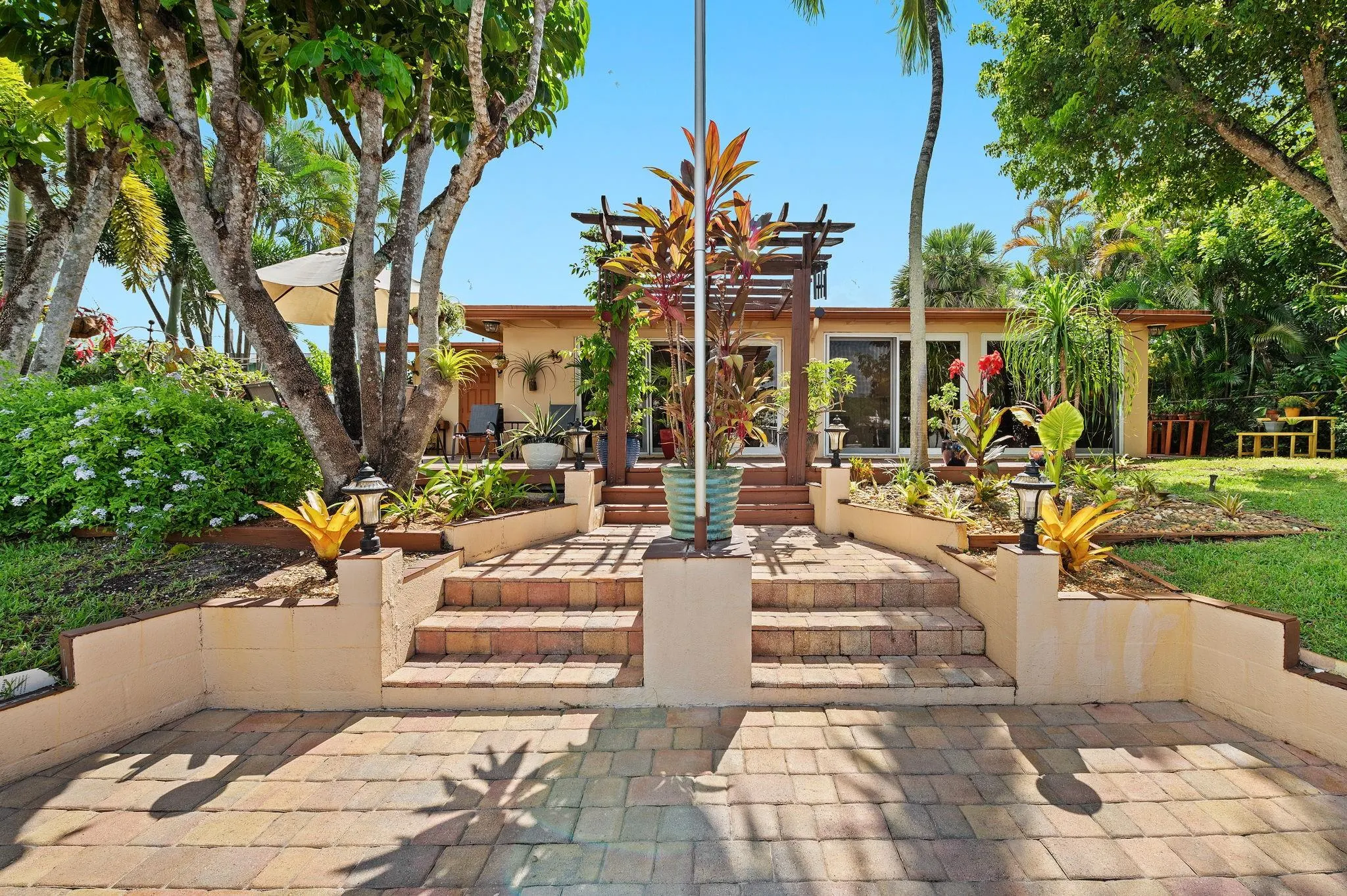 2443 Sugarloaf Ln