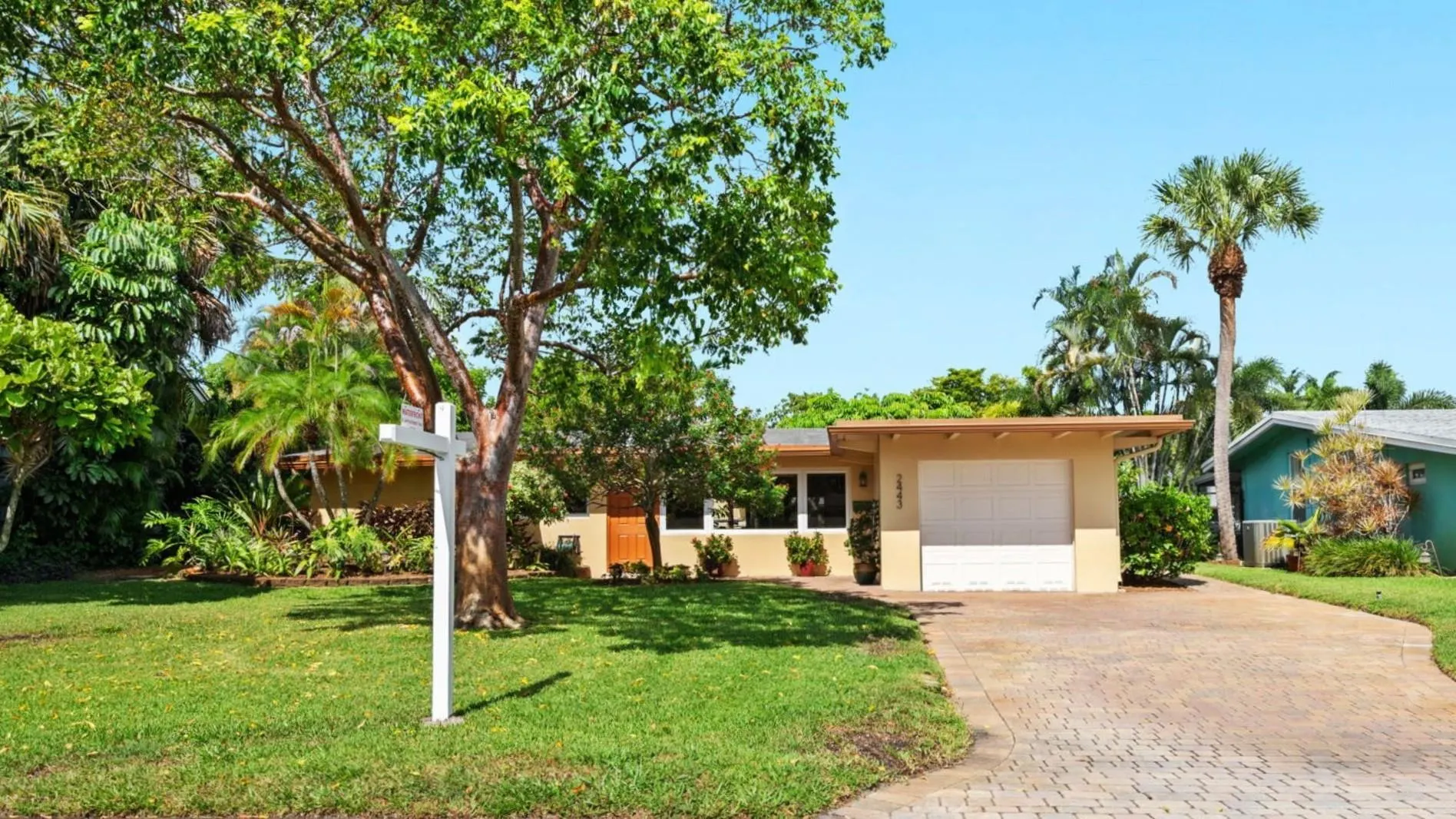2443 Sugarloaf Ln