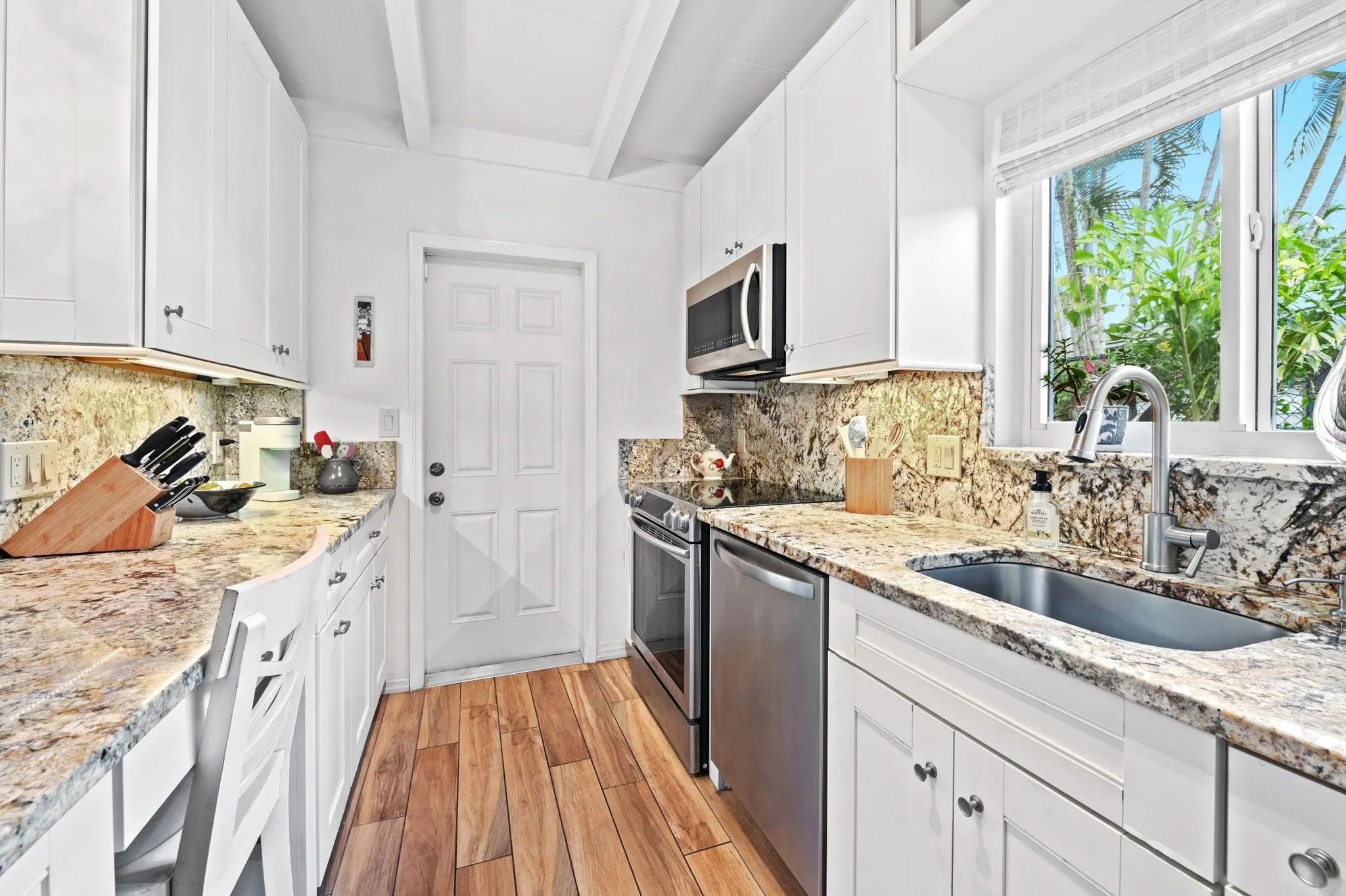 2443 Sugarloaf Ln