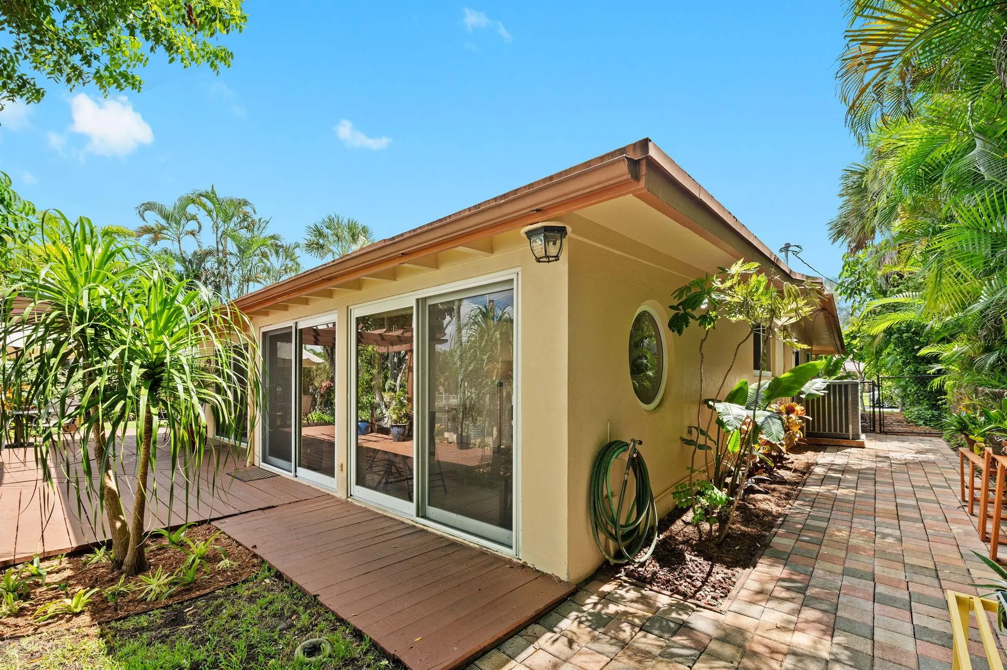 2443 Sugarloaf Ln