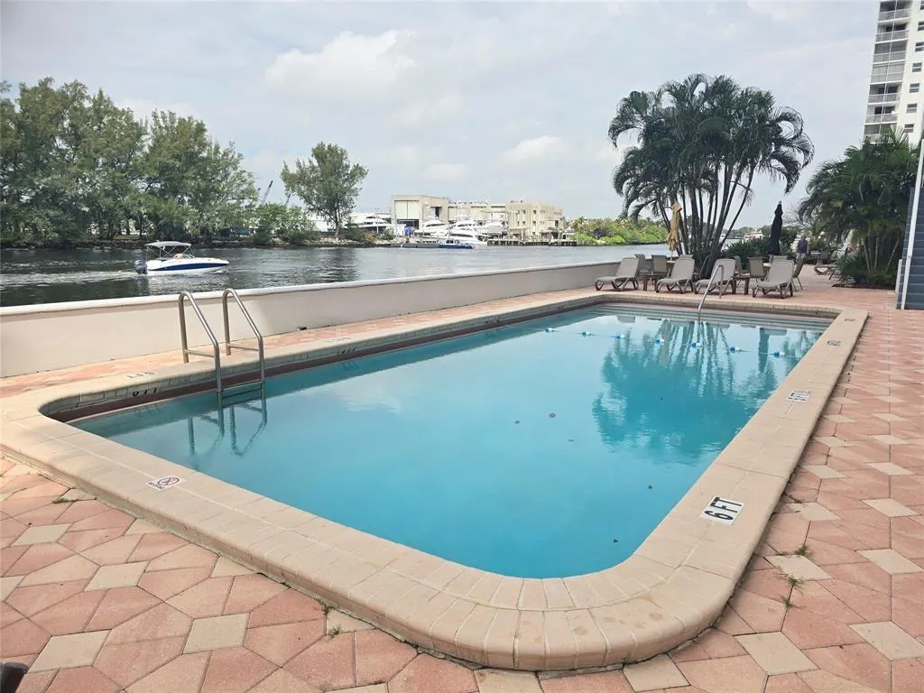1401 N Riverside Dr, #1007
