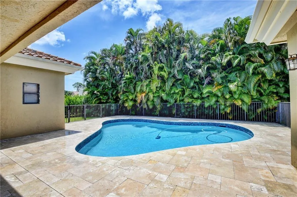 2700 NW 49th St