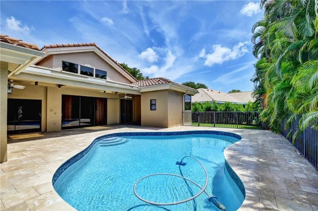 2700 NW 49th St