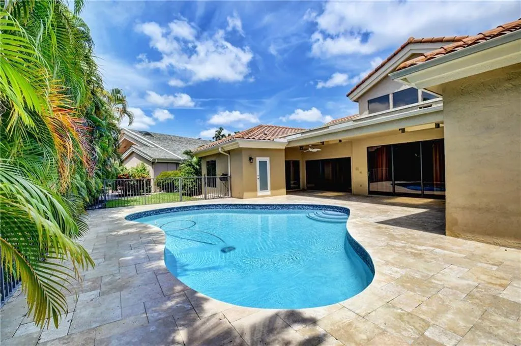 2700 NW 49th St
