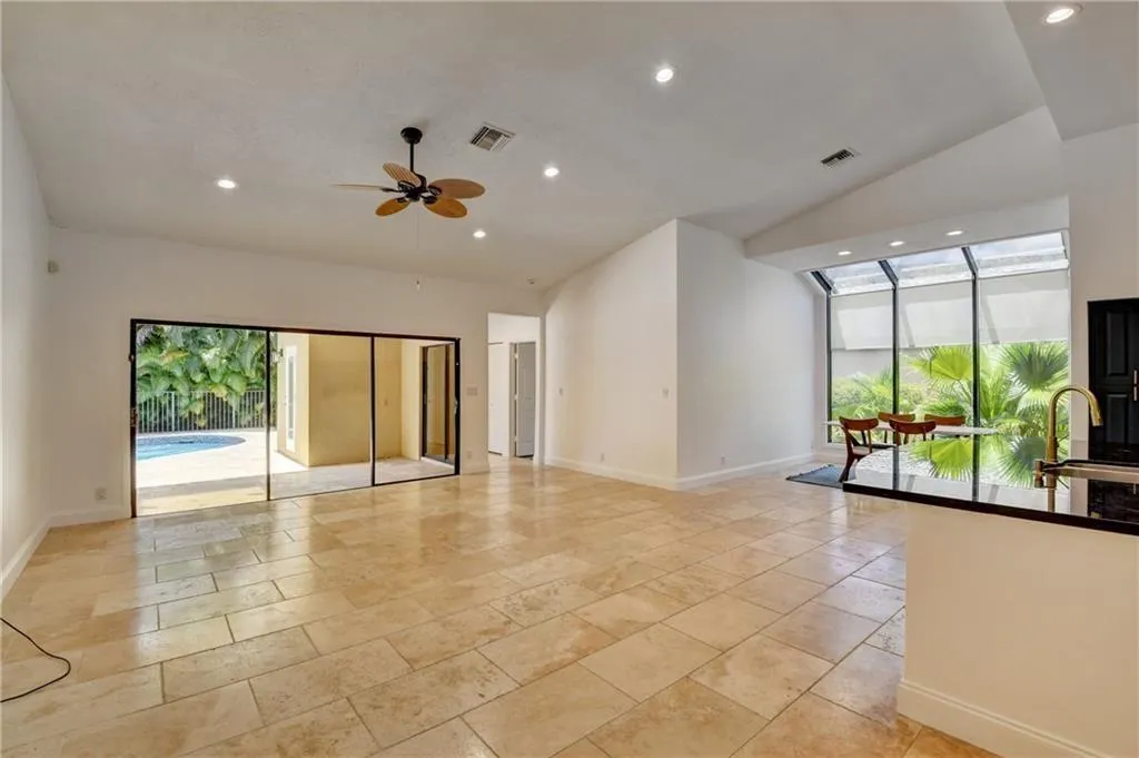 2700 NW 49th St